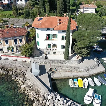 Heritage - 1st Row To The Sea Bed and breakfast Ičići