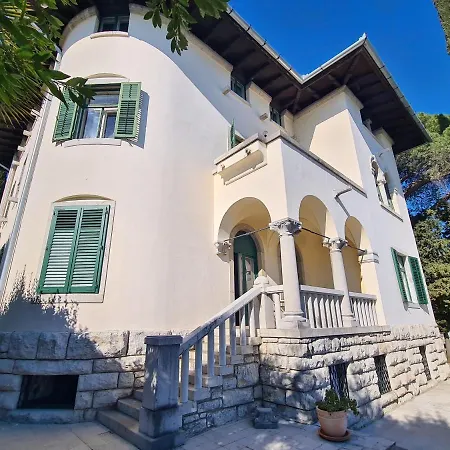 Heritage - 1st Row To The Sea Bed and breakfast *