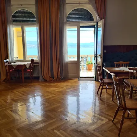Heritage - 1st Row To The Sea Bed and breakfast Ičići