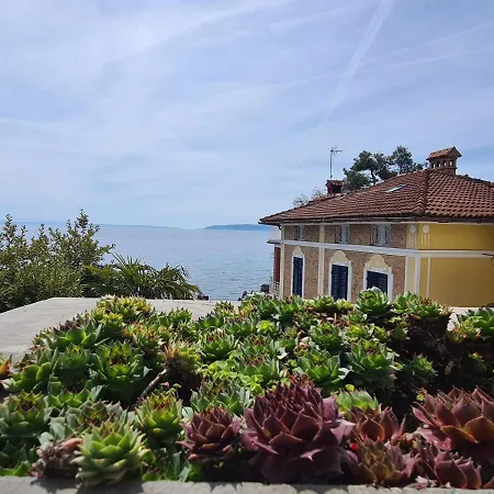 Heritage - 1st Row To The Sea Bed and breakfast Ičići